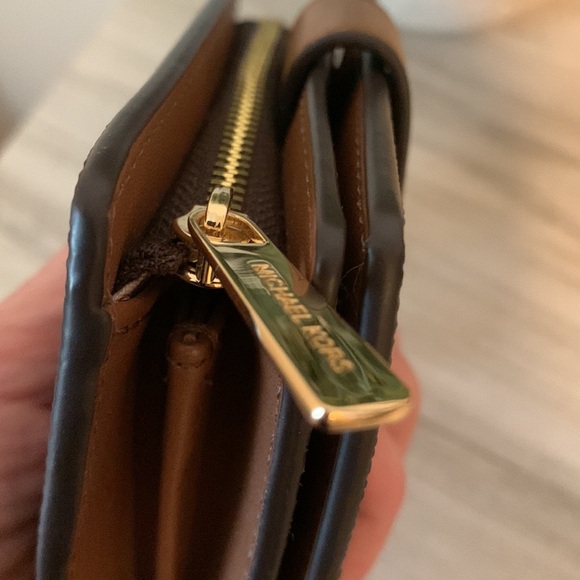 Michael Kors Jet Set Brown Travel Wallet NWOT - Picture 11 of 11